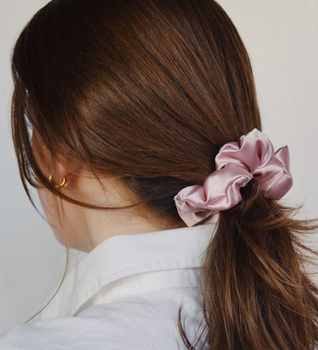 Gumka do włosów Sister Young Scrunchie Lilu Pink L satynowa